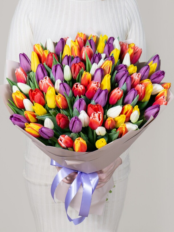 101 тюльпан микс в упаковке, артикул F1262987 - 29400 рублей, доставка по городу. Flawery - доставка цветов