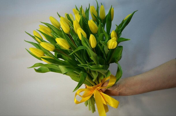 Букет из 25 желтых тюльпанов, артикул F1262990 - 7585 рублей, доставка по городу. Flawery - доставка цветов