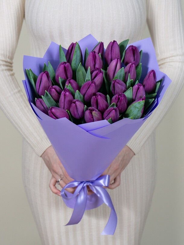 Букет из 25 сиреневых тюльпанов, артикул F1384144 - 7685 рублей, доставка по городу. Flawery - доставка цветов