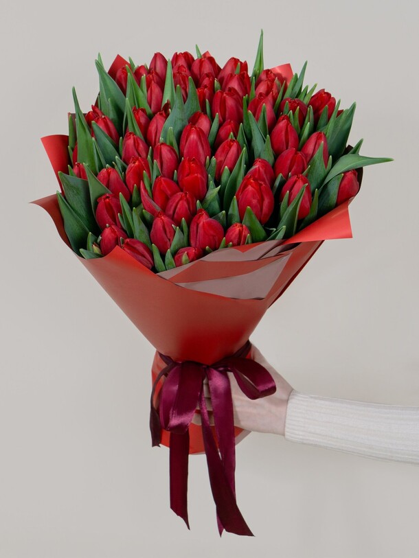 Букет из 51 красного тюльпана, артикул F1391760 - 14860 рублей, доставка по городу. Flawery - доставка цветов