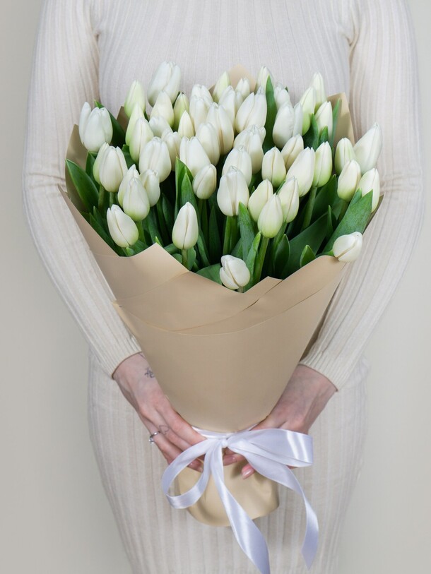 Букет из 51 белого тюльпана, артикул F1391780 - 14860 рублей, доставка по городу. Flawery - доставка цветов
