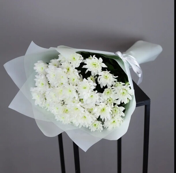 Букет из 5 белых кустовых хризантем, артикул F1395440 - 2225 рублей, доставка по городу. Flawery - доставка цветов