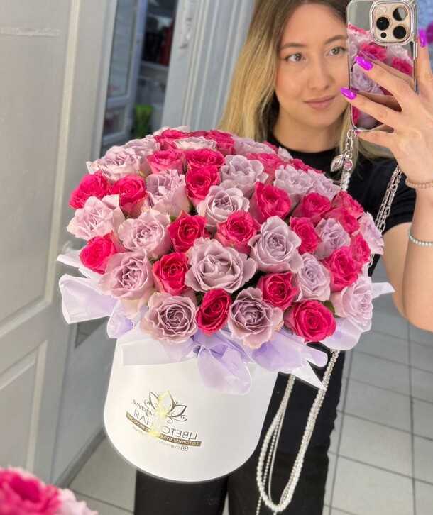 51 роза в шляпной коробке, артикул F59607 - 16706 рублей, доставка по городу. Flawery - доставка цветов