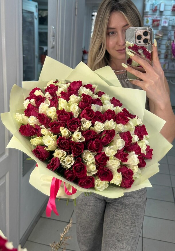 101 роза, артикул F74143 - 11846 рублей, доставка по городу. Flawery - доставка цветов