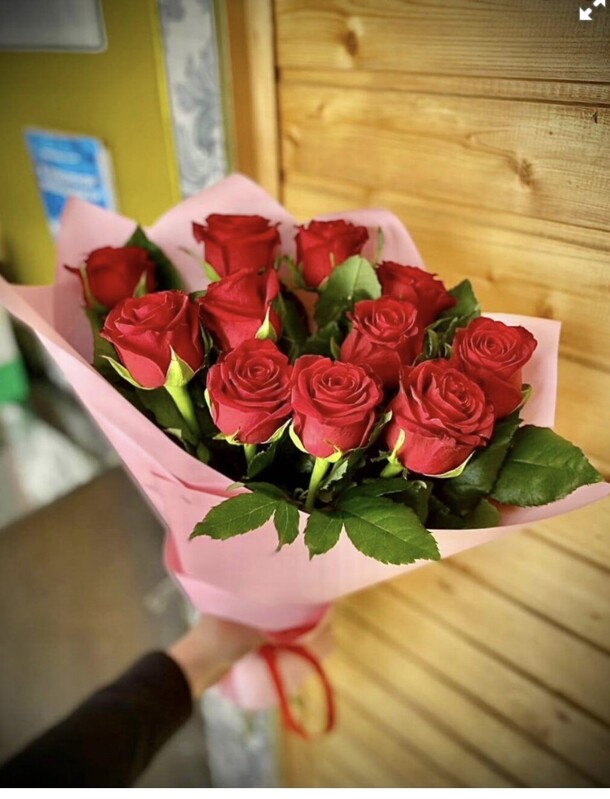 11 красных роз, артикул F1265677 - 3300 рублей, доставка по городу. Flawery - доставка цветов