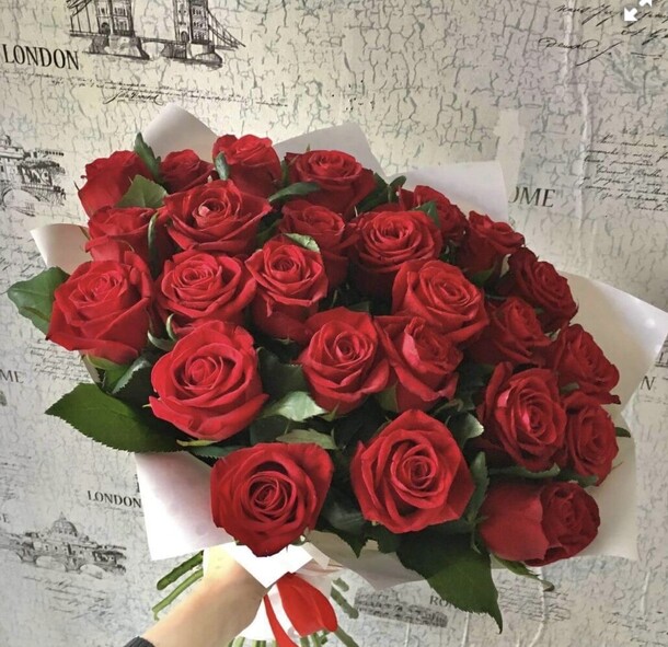 25 роз, артикул F1265680 - 5600 рублей, доставка по городу. Flawery - доставка цветов