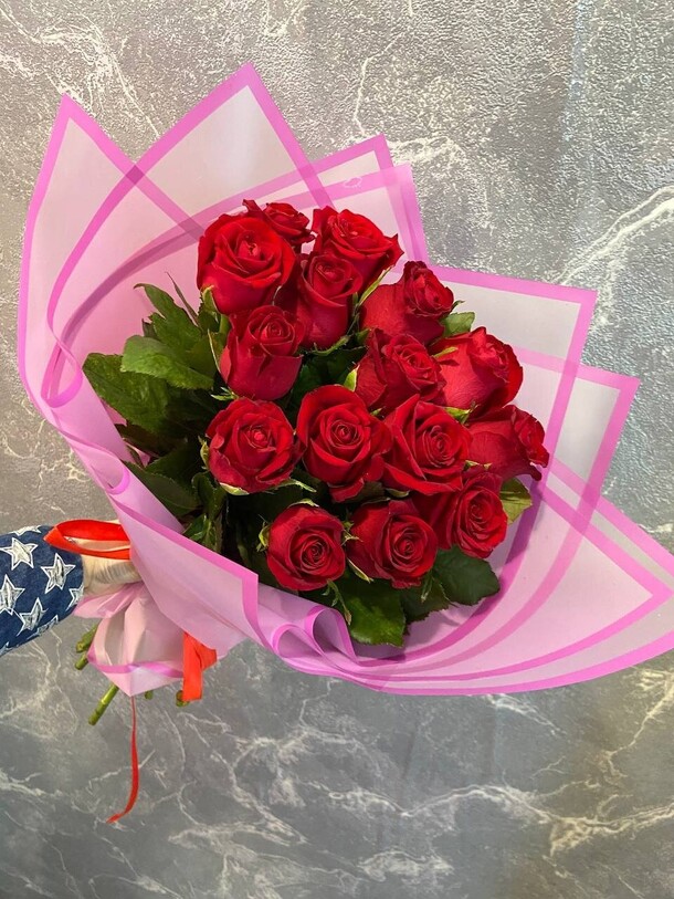 15 роз с упаковкой, артикул F1318095 - 4097 рублей, доставка по городу. Flawery - доставка цветов
