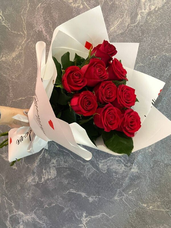 9 красных роз, артикул F1319556 - 4300 рублей, доставка по городу. Flawery - доставка цветов