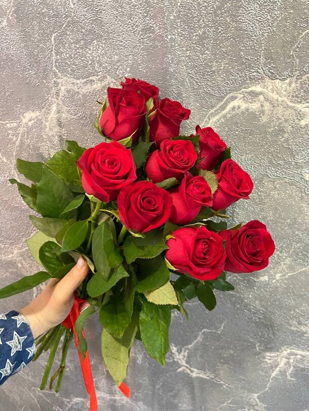 11 красных роз, артикул F1319574 - 2850 рублей, доставка по городу. Flawery - доставка цветов