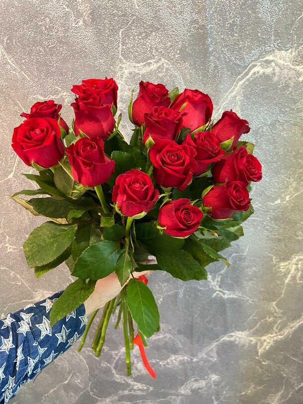 15 роз, артикул F1319579 - 3700 рублей, доставка по городу. Flawery - доставка цветов