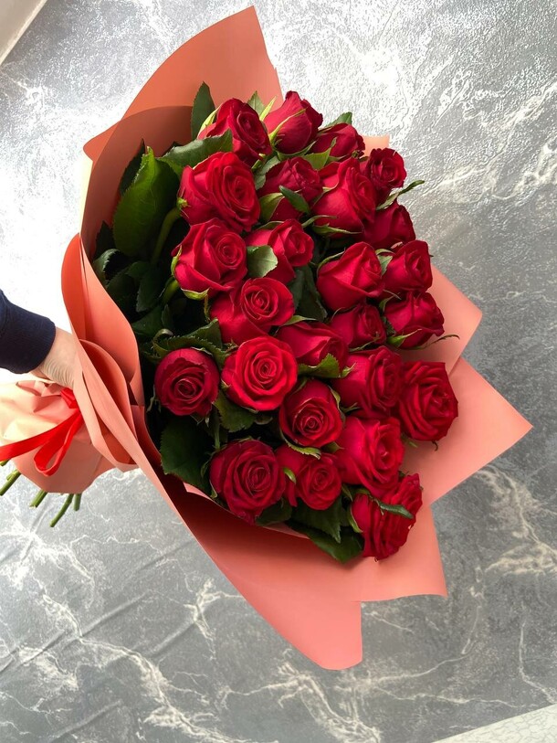 25 красных роз, артикул F1319598 - 6000 рублей, доставка по городу. Flawery - доставка цветов