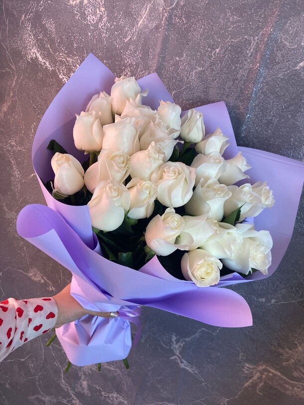 25 белых роз, артикул F1319599 - 6000 рублей, доставка по городу. Flawery - доставка цветов