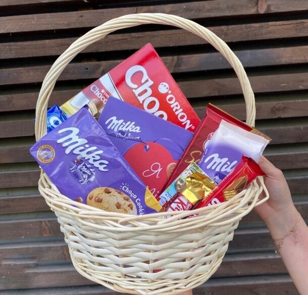 Сладкая корзина, артикул F1319762 - 9500 рублей, доставка по городу. Flawery - доставка цветов