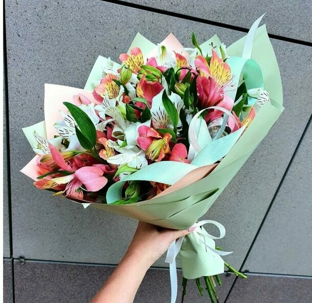 Алый лепесток, артикул F1321377 - 2800 рублей, доставка по городу. Flawery - доставка цветов