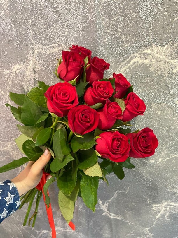 11 красных роз на ленте, артикул F1342503 - 2900 рублей, доставка по городу. Flawery - доставка цветов