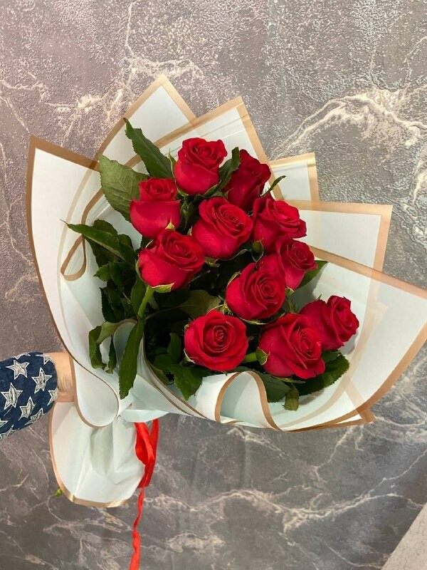 11 красных роз в упаковке, артикул F1342505 - 3300 рублей, доставка по городу. Flawery - доставка цветов