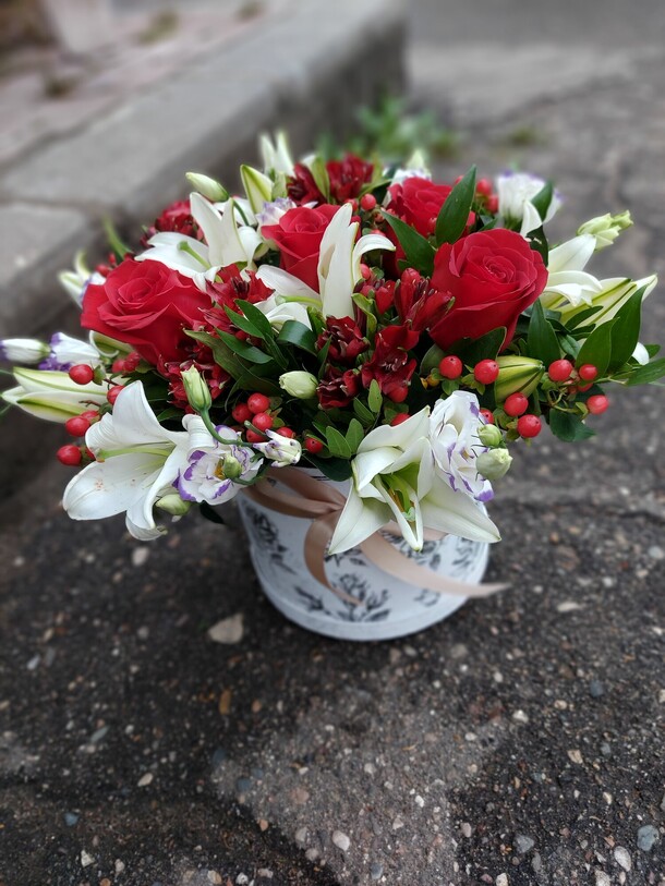 Цветочная композиция "вместо тысячи слов", артикул F96605 - 8800 рублей, доставка по городу. Flawery - доставка цветов