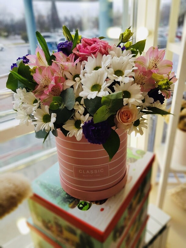 Коробка из кустовой хризантемы , альстромерии, артикул F1390084 - 6540 рублей, доставка по городу. Flawery - доставка цветов