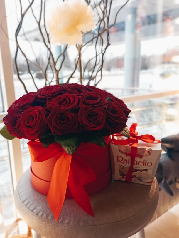 Коробка из красных роз и конфет рафаэлло, артикул F1390089 - 6890 рублей, доставка по городу. Flawery - доставка цветов