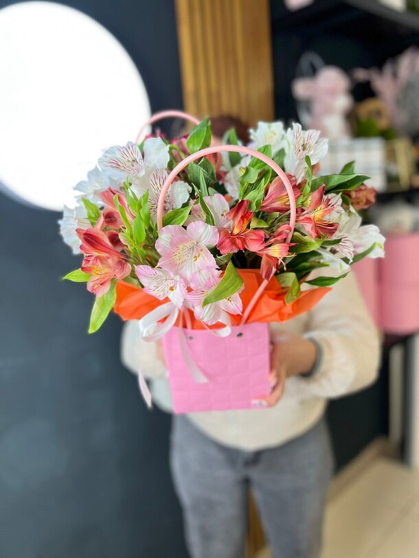 Сумочка из разноцветных альстромерий, артикул F1390100 - 3974 рублей, доставка по городу. Flawery - доставка цветов