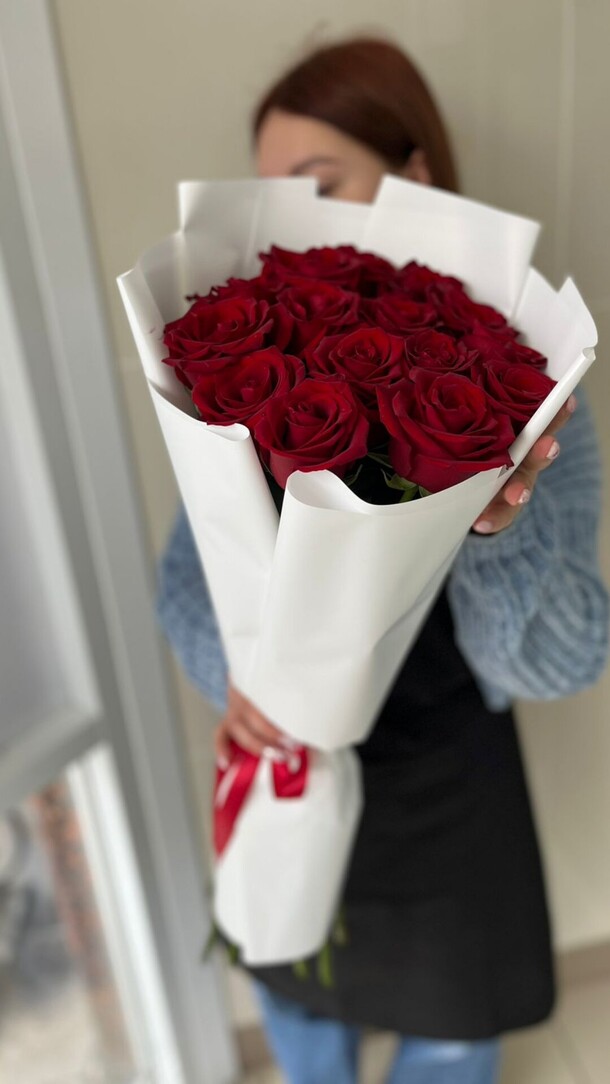 Букет из 15 красной розы, артикул F1390106 - 4990 рублей, доставка по городу. Flawery - доставка цветов