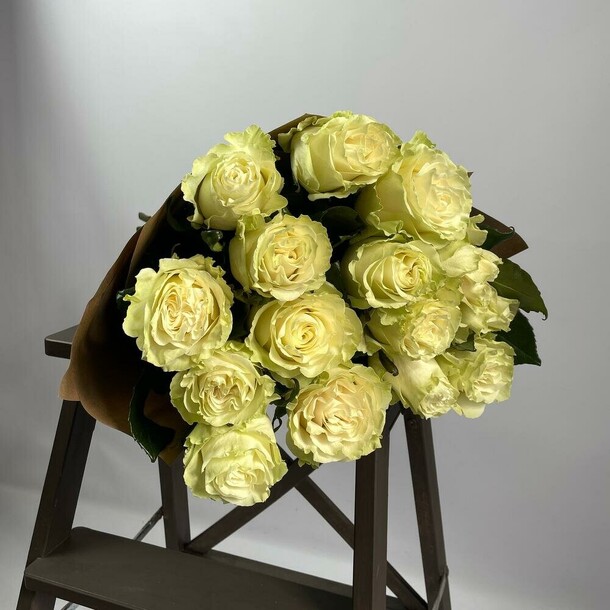 Монобукет 15 белых роз сорта мондиаль, артикул F1210461 - 7307 рублей, доставка по городу. Flawery - доставка цветов