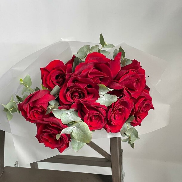 Монобукет из красных роз и эвкалипта, артикул F1210613 - 5311 рублей, доставка по городу. Flawery - доставка цветов