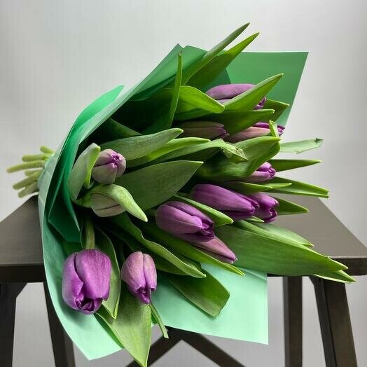 Монобукет из фиолетовых тюльпанов, артикул F1282246 - 5976 рублей, доставка по городу. Flawery - доставка цветов