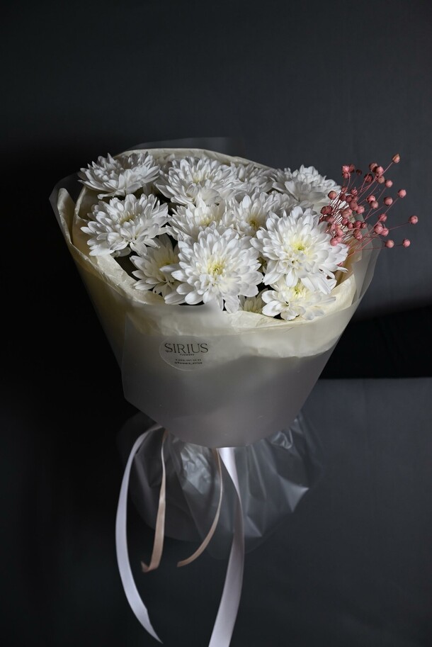 Букет из кустовых хризантем, артикул F1341664 - 3847 рублей, доставка по городу. Flawery - доставка цветов