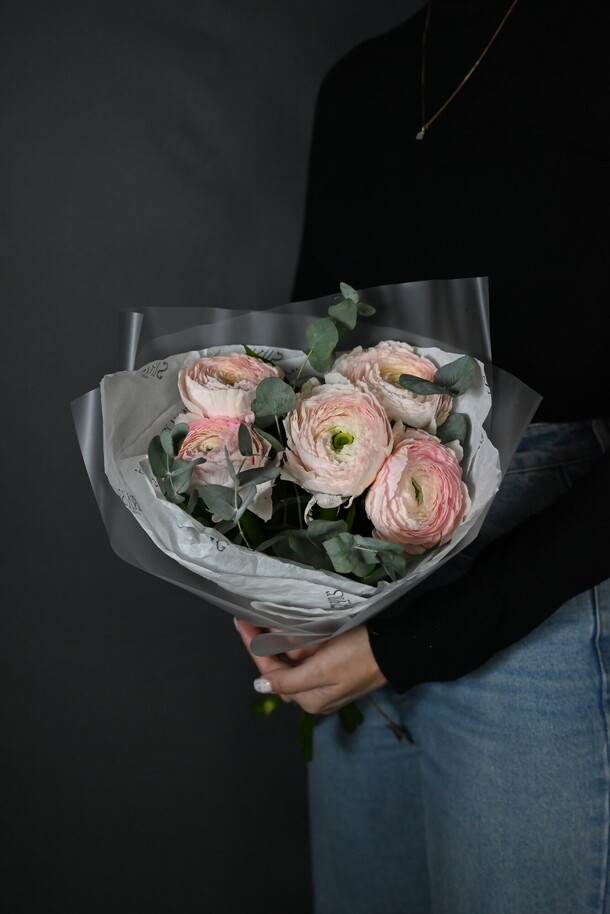 Монобукет из ранункулюсов, артикул F1363579 - 5045 рублей, доставка по городу. Flawery - доставка цветов