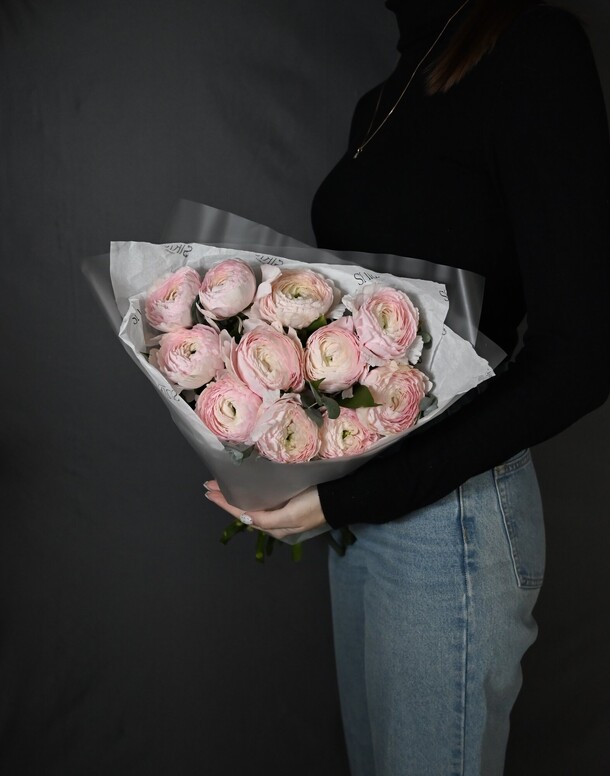 Монобукет из ранункулюсов, артикул F1363788 - 10102 рублей, доставка по городу. Flawery - доставка цветов