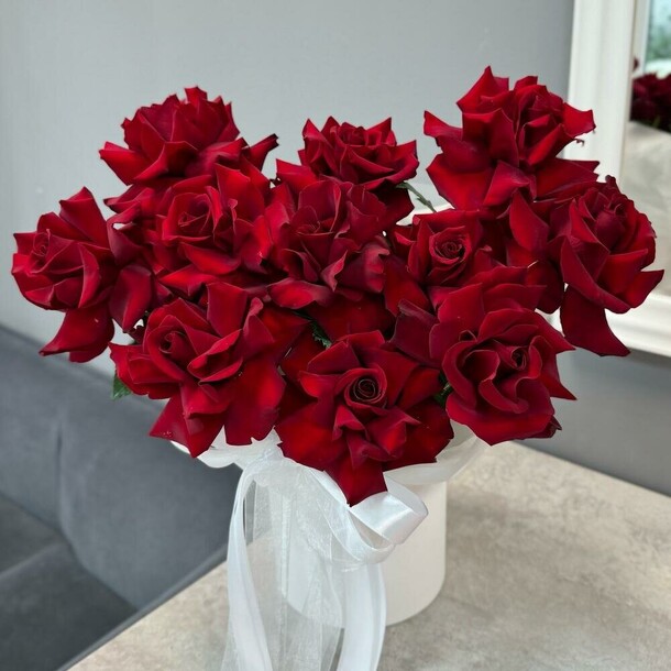 Бокс бордовых французских роз, артикул F1394157 - 6270 рублей, доставка по городу. Flawery - доставка цветов