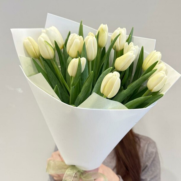 Букет 15 белых тюльпанов, артикул F1395065 - 3221 рублей, доставка по городу. Flawery - доставка цветов