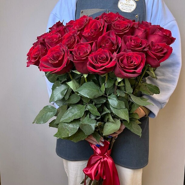 Букет 25 красных роз, артикул F1534553 - 12550 рублей, доставка по городу. Flawery - доставка цветов