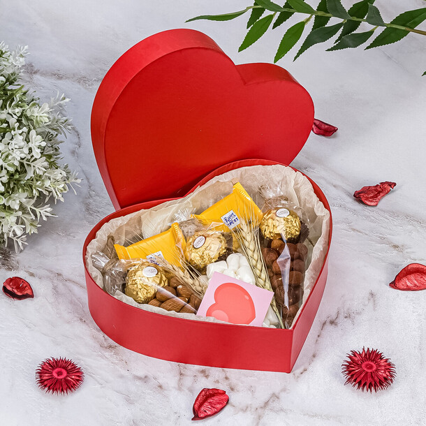 Подарочный набор "сладкое сердце", артикул F1403567 - 2990 рублей, доставка по городу. Flawery - доставка цветов
