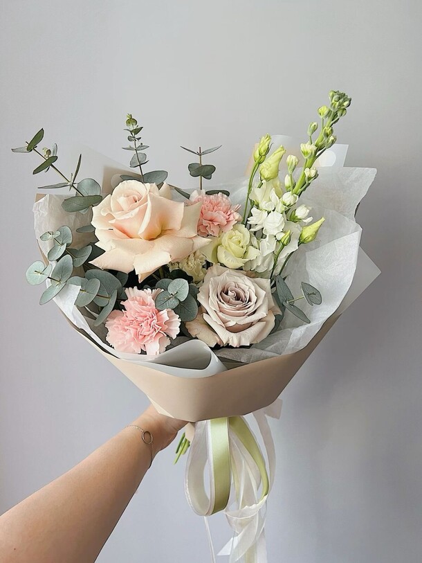 Букет роза и гвоздика, артикул F1399367 - 9647 рублей, доставка по городу. Flawery - доставка цветов