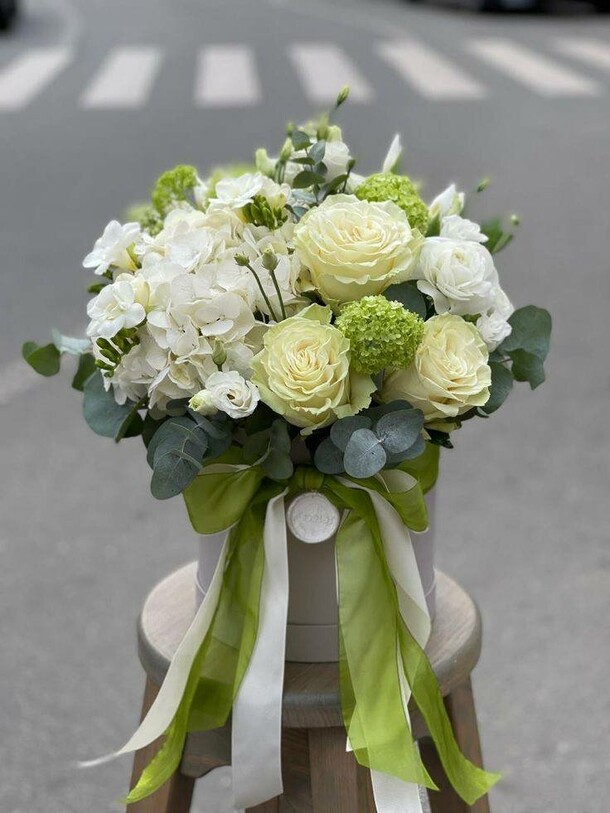 Букет роза фрезия, артикул F1404219 - 16911 рублей, доставка по городу. Flawery - доставка цветов