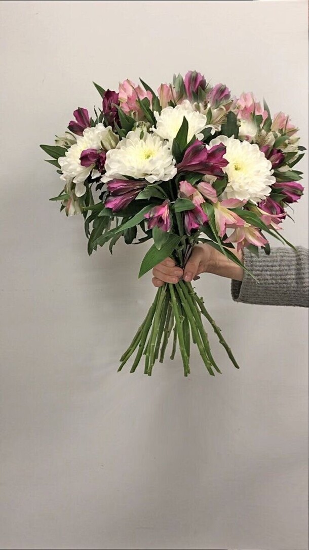 Букет хризантема и альстромерия, артикул F1405943 - 10469 рублей, доставка по городу. Flawery - доставка цветов