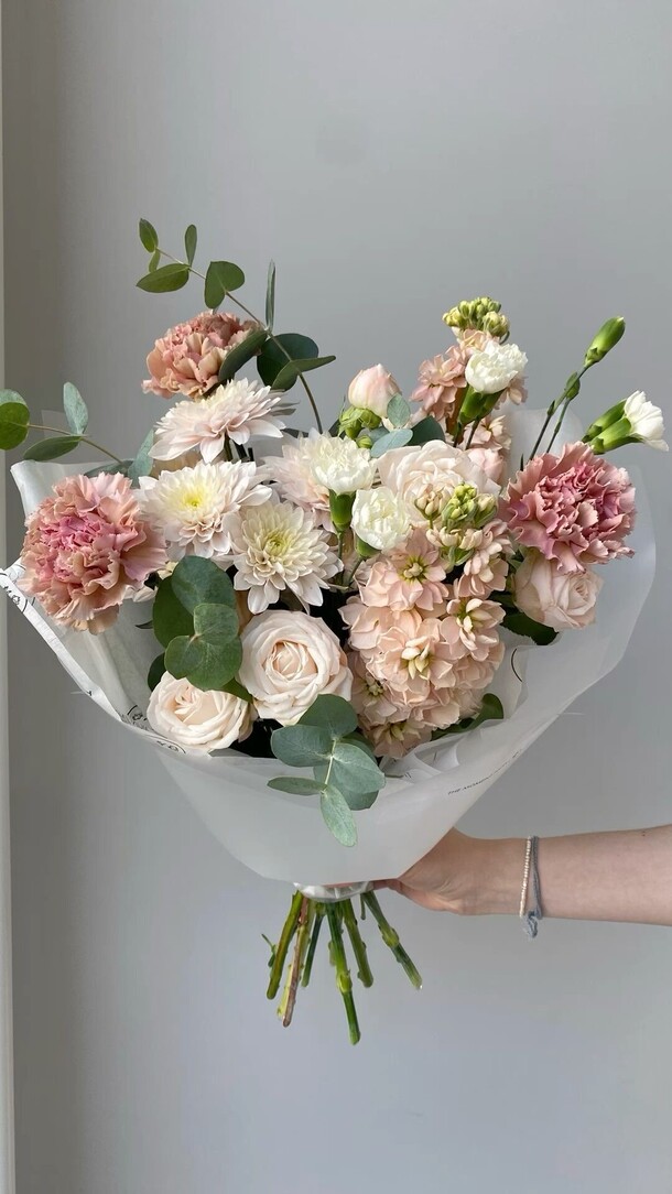 Букет «маттиола и гвоздика», артикул F1405952 - 12079 рублей, доставка по городу. Flawery - доставка цветов