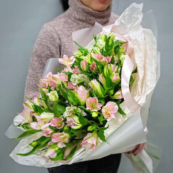 Нежный букет из 11 альстромерий, артикул F1394729 - 5091 рублей, доставка по городу. Flawery - доставка цветов