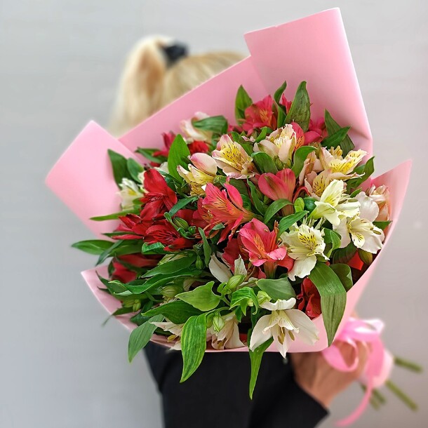 Букет из 9 ярких альстромерий, артикул F1425130 - 4200 рублей, доставка по городу. Flawery - доставка цветов