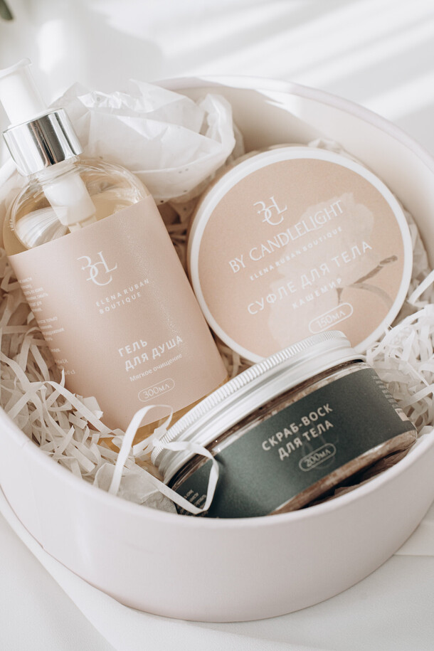 Подарочный набор "нежные прикосновения", артикул F1394307 - 3700 рублей, доставка по городу. Flawery - доставка цветов