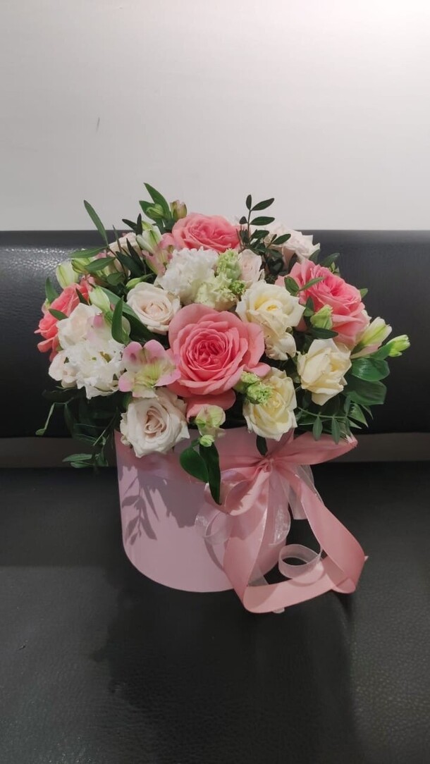 Цветы в шляпной коробке, артикул F1394123 - 5489 рублей, доставка по городу. Flawery - доставка цветов