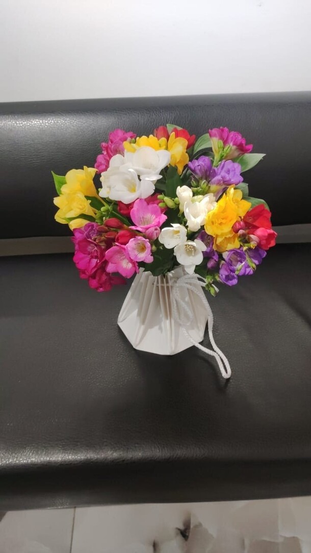 Фрезия в аквабоксе, артикул F1395215 - 2857 рублей, доставка по городу. Flawery - доставка цветов