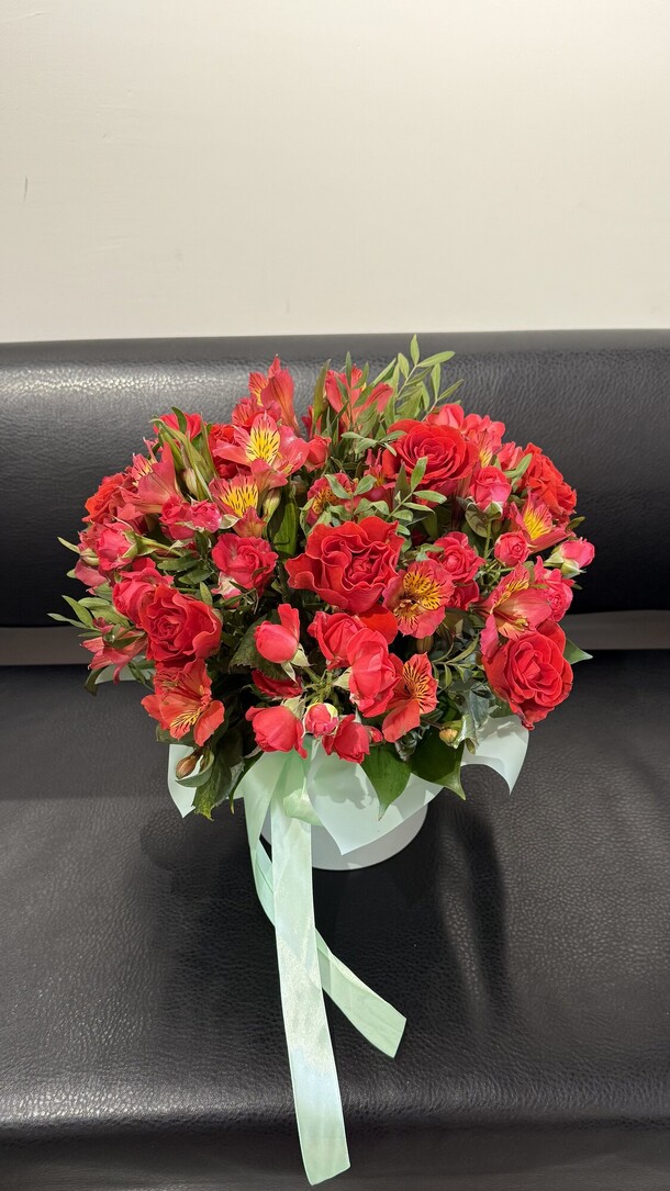 Красный микс, артикул F1395223 - 5489 рублей, доставка по городу. Flawery - доставка цветов