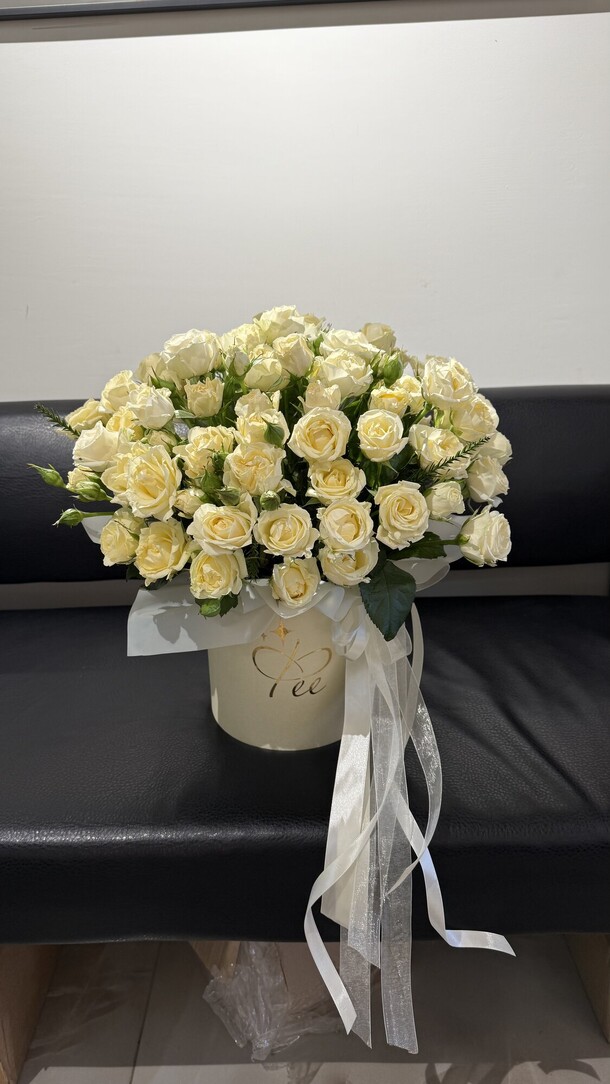 Коробка с кустовыми розами, артикул F1396543 - 8019 рублей, доставка по городу. Flawery - доставка цветов