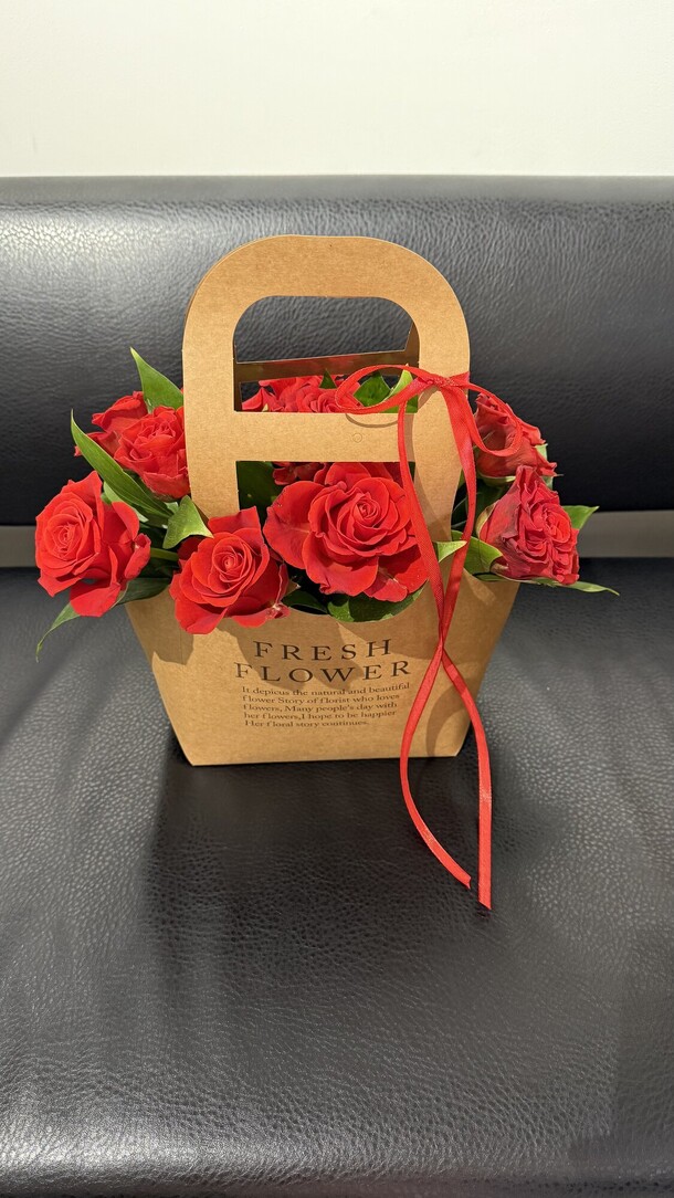 Алые розы в крафт сумке, артикул F1396544 - 2519 рублей, доставка по городу. Flawery - доставка цветов