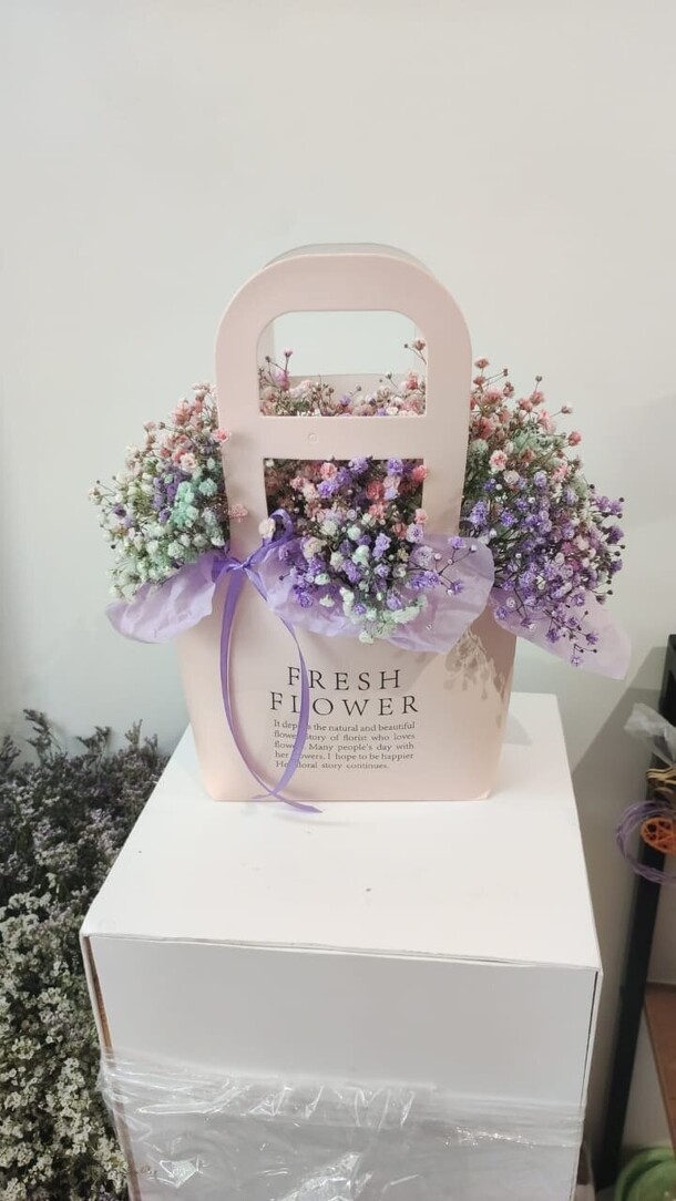 Сумочка с гипсофилой, артикул F1396563 - 2519 рублей, доставка по городу. Flawery - доставка цветов