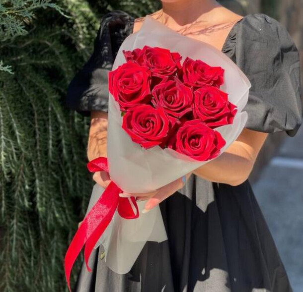 Красная роза 7 шт, артикул F1323386 - 2100 рублей, доставка по городу. Flawery - доставка цветов