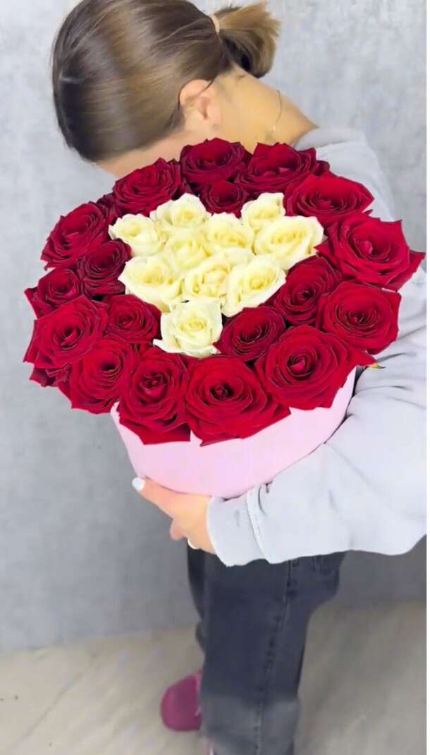 Сердце из роз в коробке, артикул F1323388 - 9790 рублей, доставка по городу. Flawery - доставка цветов